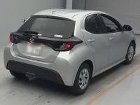 Toyota YARIS лот № 2204 оценка 4  с аукциона в Японии 1