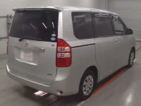 Toyota NOAH лот № 30042 оценка 4  с аукциона в Японии 1