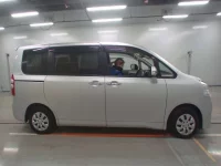 Toyota NOAH лот № 30042 оценка 4  с аукциона в Японии 2