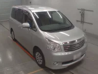 Toyota NOAH лот № 30042 оценка 4  с аукциона в Японии 4