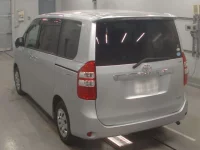 Toyota NOAH лот № 30042 оценка 4  с аукциона в Японии 5