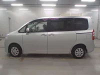 Toyota NOAH лот № 30042 оценка 4  с аукциона в Японии 3