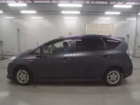 Toyota PRIUS ALPHA лот № 30043 оценка 3.5  с аукциона в Японии 3