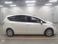 Toyota PRIUS ALPHA лот № 30050 оценка 4  с аукциона в Японии 2