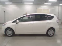 Toyota PRIUS ALPHA лот № 30050 оценка 4  с аукциона в Японии 3