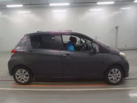 Toyota VITZ лот № 30054 оценка R  с аукциона в Японии 2