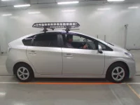 Toyota PRIUS лот № 30063 оценка 4  с аукциона в Японии 2