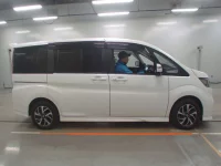 Honda STEP WAGON лот № 30072 оценка 4.5  с аукциона в Японии 2