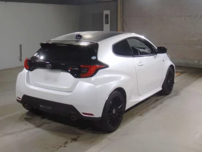 Toyota YARIS  с аукциона в Японии