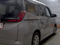 Toyota NOAH лот № 6039 оценка R  с аукциона в Японии 4