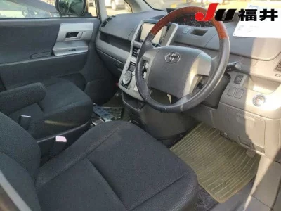Toyota VOXY  с аукциона в Японии