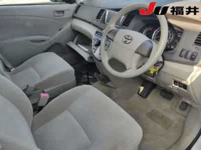 Toyota ISIS  с аукциона в Японии