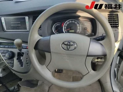 Toyota ISIS  с аукциона в Японии