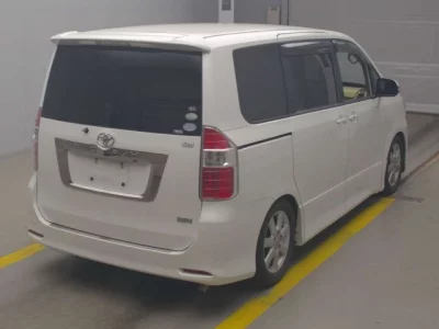 Toyota NOAH  с аукциона в Японии