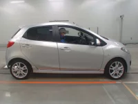 Mazda DEMIO лот № 30170 оценка 4  с аукциона в Японии 2