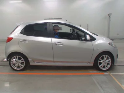 Mazda DEMIO  с аукциона в Японии