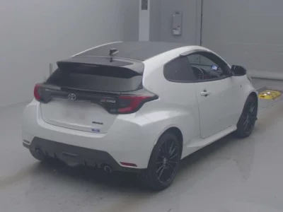 Toyota YARIS  с аукциона в Японии