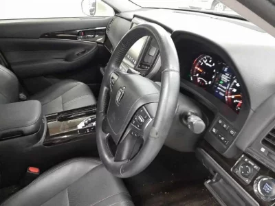 Toyota CROWN  с аукциона в Японии