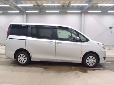 Toyota NOAH  с аукциона в Японии