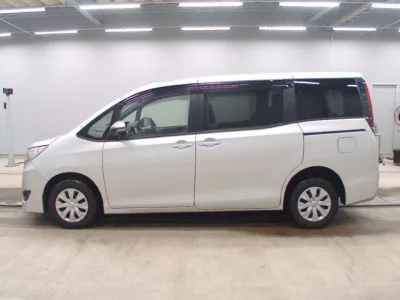 Toyota NOAH  с аукциона в Японии