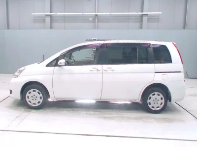 Toyota ISIS  с аукциона в Японии