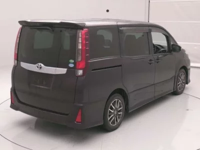 Toyota NOAH  с аукциона в Японии