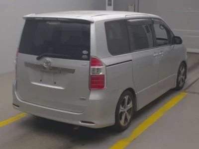 Toyota NOAH  с аукциона в Японии