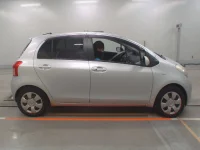 Toyota VITZ лот № 30297 оценка 3.5  с аукциона в Японии 2