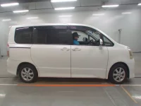 Toyota NOAH лот № 30342 оценка 4  с аукциона в Японии 2