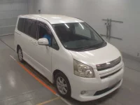 Toyota NOAH лот № 30342 оценка 4  с аукциона в Японии 4