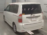 Toyota NOAH лот № 30342 оценка 4  с аукциона в Японии 5