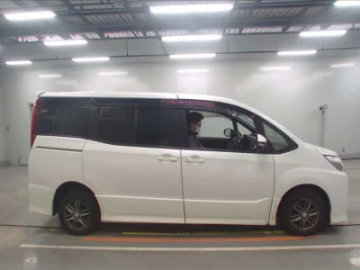 Toyota NOAH  с аукциона в Японии