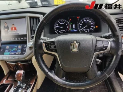 Toyota CROWN  с аукциона в Японии