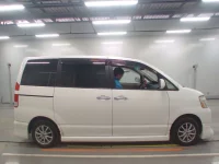 Toyota NOAH лот № 30448 оценка 3.5  с аукциона в Японии 2
