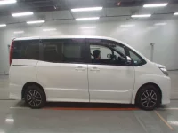 Toyota NOAH лот № 40073 оценка 3  с аукциона в Японии 2