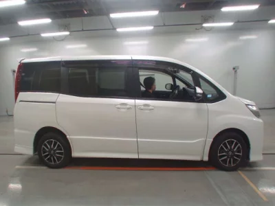 Toyota NOAH  с аукциона в Японии