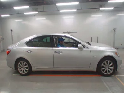Lexus LS  с аукциона в Японии
