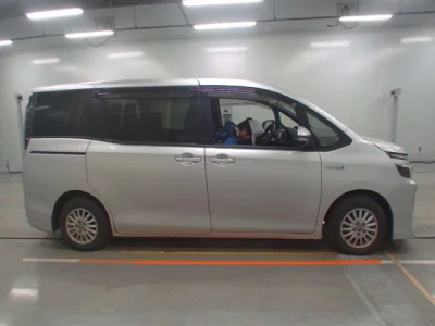 Toyota VOXY  с аукциона в Японии
