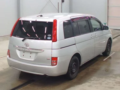 Toyota ISIS  с аукциона в Японии