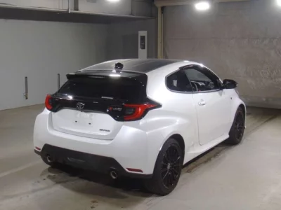 Toyota YARIS  с аукциона в Японии