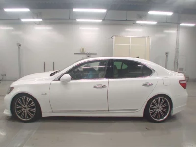 Lexus LS  с аукциона в Японии