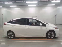 Toyota PRIUS PHV лот № 30626 оценка 4  с аукциона в Японии 2