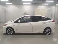 Toyota PRIUS PHV лот № 30626 оценка 4  с аукциона в Японии 3