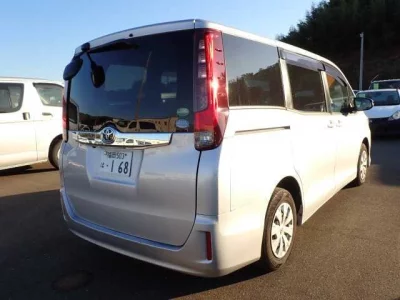 Toyota NOAH  с аукциона в Японии