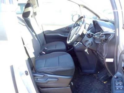 Toyota NOAH  с аукциона в Японии