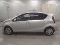 Toyota AQUA лот № 30659 оценка RA  с аукциона в Японии 3