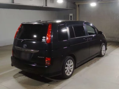 Toyota ISIS  с аукциона в Японии