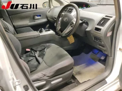 Toyota PRIUS ALPHA  с аукциона в Японии