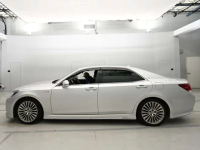 Toyota CROWN  с аукциона в Японии