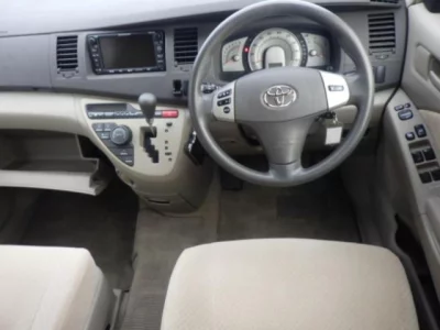 Toyota ISIS  с аукциона в Японии